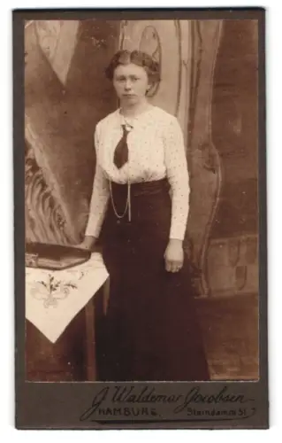 Fotografie J. Waldemar Jacobsen, Hamburg, Steindamm 51, Dame mit zeitgenössischer Kleidung
