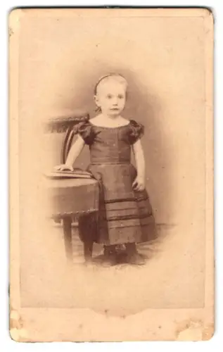 Fotografie Johs. Junghans, Bremen, Landwehrstrasse 21, Kleines Kind mit Stuhl