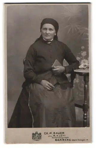 Fotografie Ch. M. Bauer, Bamberg, Obere Königstrasse 14, Dame mit Haube und Buch