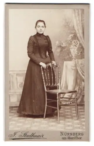 Fotografie J. Stadlmair, Nürnberg, am Sterntor, Junge Frau mit Stuhl