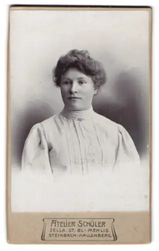Fotografie Atelier Schüler, Zella St. Blasii-Mehlis, Frau in eleganter Bluse
