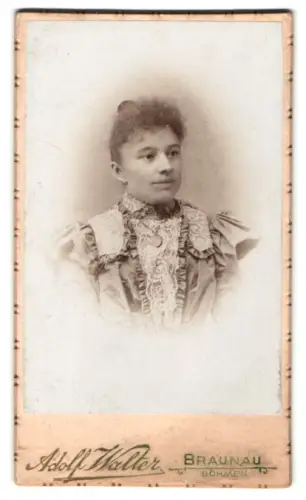 Fotografie Adolf Walter, Braunau, am Bahnhof, Porträt einer Dame