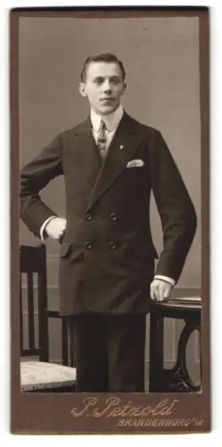 Fotografie Paul Petzold, Brandenburg, Steinstr. 52, Eleganter junger Mann im Anzug