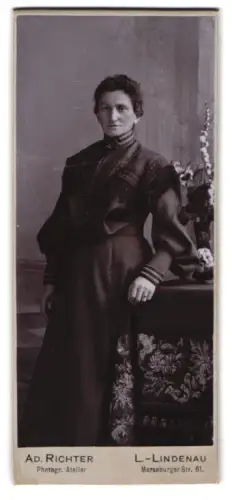 Fotografie Ad. Richter, L.-Lindenau, Merseburger Strasse 61, Dame im dunklen Kleid