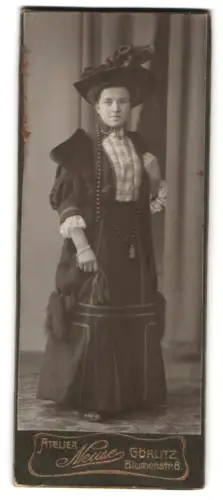 Fotografie Neisse, Görlitz, Blumenstrasse 8, Dame in eleganter Garderobe