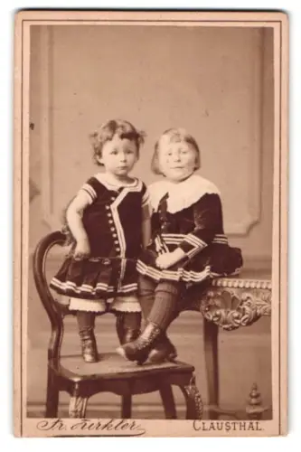 Fotografie Fr. Zirkler, Clausthal, Zwei Kinder auf Stühlen