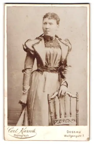 Fotografie Carl Karsch, Dessau, Wolfgangstr. 7, Elegante Dame mit Stuhl
