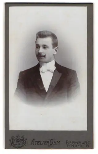 Fotografie Atelier Ohm, Bernburg, Markt 15, Porträt eines eleganten Herren