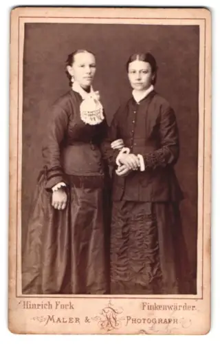 Fotografie Hinrich Fock, Finkenwärder, Zwei Damen im Atelier