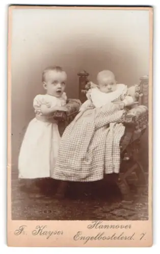 Fotografie F. Kayser, Hannover, Engesohde, Engelbosteler Damm 7, Zwei Kleinkinder mit Stuhl