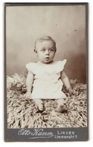 Fotografie Otto Kamm, Linden, Limmerstr. 7, Kind auf Fell sitzend