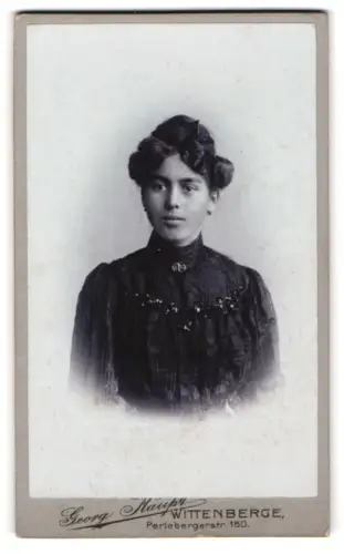 Fotografie Georg Haupt, Wittenberge, Perlebergerstr. 150, Porträt einer Dame im eleganten Kleid