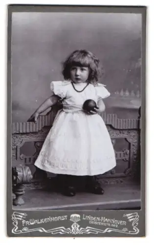 Fotografie Fr. Walkenhorst, Hannover-Linden, Deisterstr. 2, Kleines Mädchen mit Ball