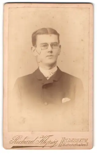 Fotografie Richard Klepsig, Hildesheim, Bahnhofstrasse 3, Porträt eines jungen Mannes