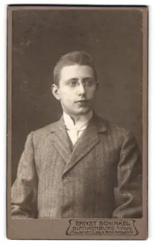 Fotografie Ernst Schinkel, Blankenburg, Mauerstrasse 3, eleganter Herr in Anzug