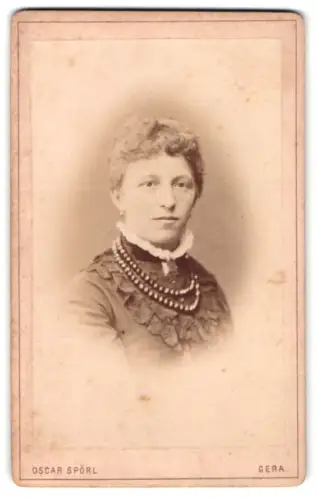 Fotografie Oscar Spörl, Gera, Schleizer Strasse 16, Porträt einer Dame mit Perlenkette