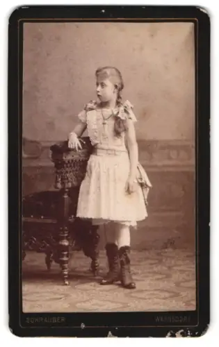 Fotografie A. Schrauber, Warnsdorf, Ein junges Mädchen im feinen Kleid