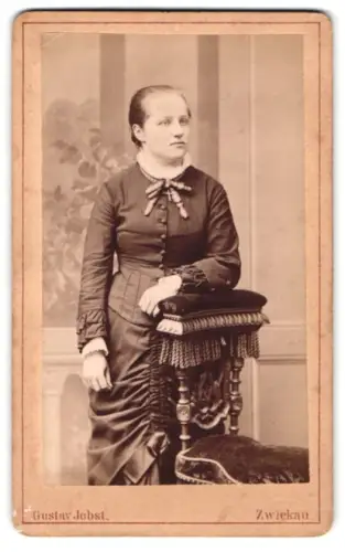 Fotografie Gustav Jobst, Zwickau, Äussere Schneeberger Strasse 20, Junge Frau an einem Polstersessel