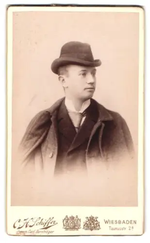 Fotografie C.H. Schiffer, Wiesbaden, Taunusstr. 2a, Eleganter Herr mit Hut