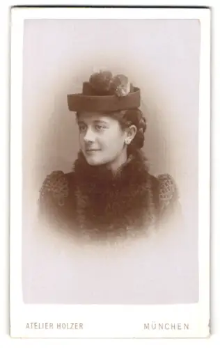 Fotografie Atelier Holzer, München, Schommerstrasse 17a, Porträt einer Dame mit elegantem Hut