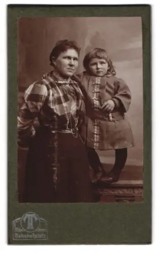Fotografie Hermann Tietz, München, Bahnhofplatz, Mutter mit Kind