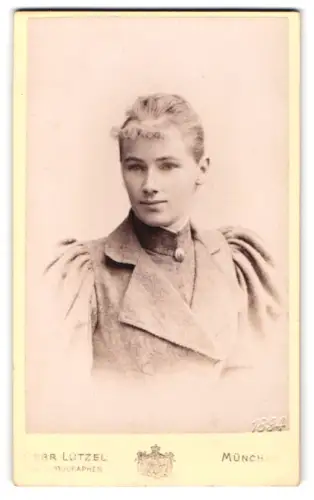 Fotografie Gebr. Lützel, München, Maffeistrasse 7, Porträt einer Dame 1894