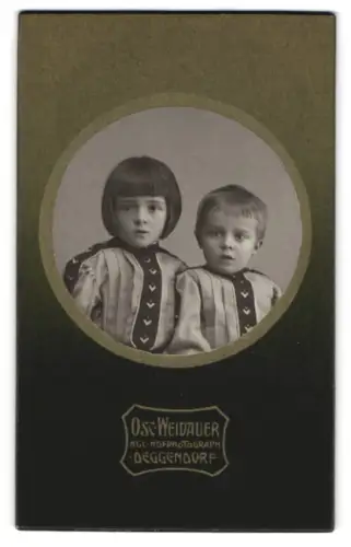 Fotografie Osc. Weidauer, Deggendorf, Zwei Kinder in gestreifter Kleidung