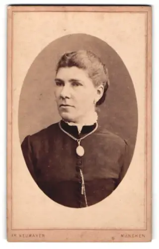 Fotografie Fr. Neumayer, München, Neuhauserstrasse 29, Porträt einer Frau