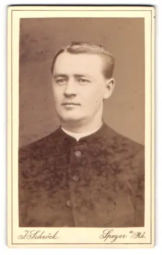 Fotografie J. Schröck, Speyer, Mühlthurmstr. 19, Porträt eines Mannes in geistlicher Kleidung