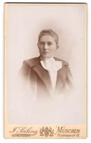 Fotografie J. Seiling, München, Prielmayerstr. 18, Porträt einer Frau mit elegantem Kragen