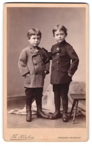 Fotografie Th. Kirsten, Dresden, Bautznerstrasse 77, Zwei Jungen in eleganter Kleidung