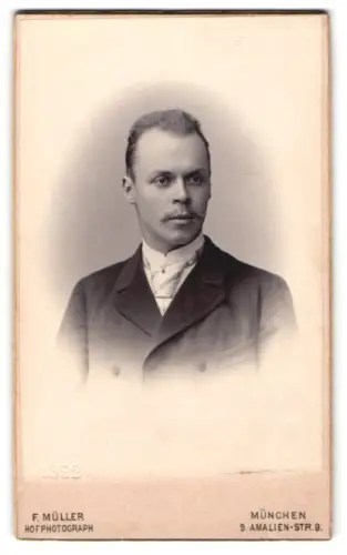 Fotografie F. Müller, München, Amalienstrasse 9, Porträt eines eleganten Herrn