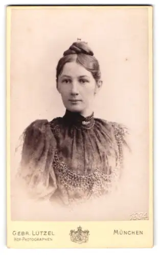 Fotografie Gebr. Lützel, München, Maffeistrasse 7, Porträt einer Dame 1894