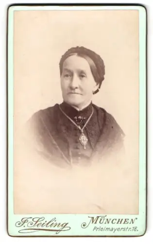 Fotografie F. Seiling, München, Prielmayerstr. 18, Porträt einer älteren Dame
