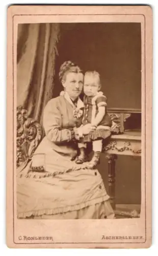 Fotografie C. Rohleder, Aschersleben, Über den Steinen 32, Mutter mit kleinem Kind auf Stuhl