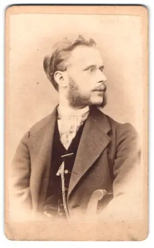 Fotografie L. Harnecker, Wrietzen, Portrait eines eleganten Herrn