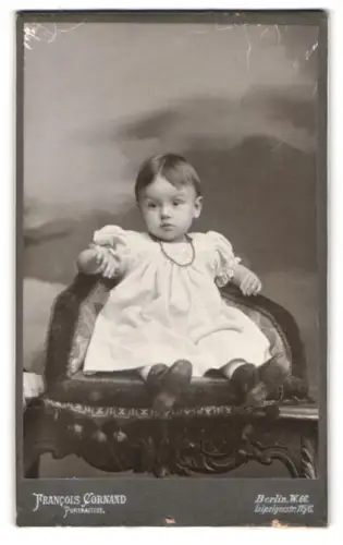 Fotografie Francois Cornand, Berlin, Leipziger Strasse 115/116, Kleinkind im Stuhl