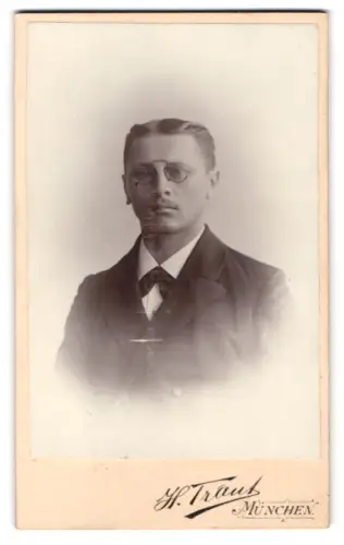 Fotografie H. Traut, München, Café Wittelsbach, Porträt eines Mannes mit Brille