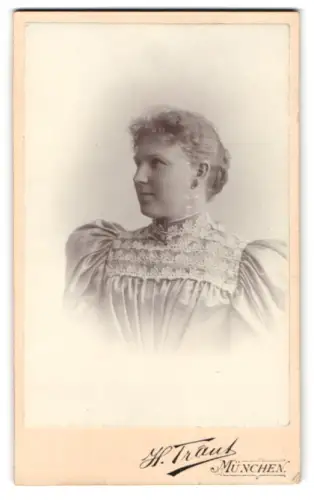 Fotografie H. Traut, München, Café Wilhelmshof, Porträt einer Dame im Profil