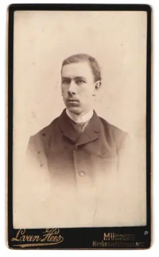 Fotografie L. van Hees, München, Neuhauserstrasse 5 /III, Porträt eines jungen Mannes