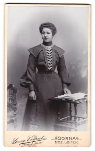Fotografie Georg Volpert, Borna, /Leipzig, Dame im eleganten Kleid