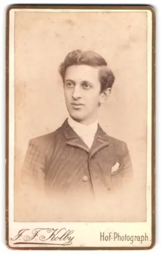Fotografie J. F. Kolby, Zwickau, Kaiser Wilhelm Platz 31, Porträt eines jungen Mannes