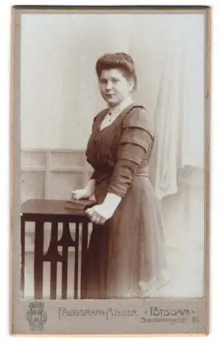 Fotografie Photograph-Atelier, Potsdam, Brandenburgerstr. 30, Porträt einer Dame am Tisch