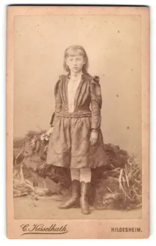 Fotografie Carl Kesselhuth, Hildesheim, Kaiserstrasse 44, Mädchen in elegantem Kleid
