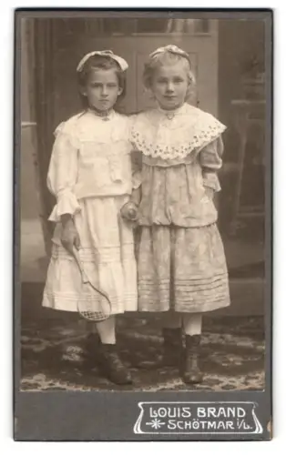 Fotografie Louis Brand, Schötmar i. L., Zwei Mädchen mit Tennisschläger