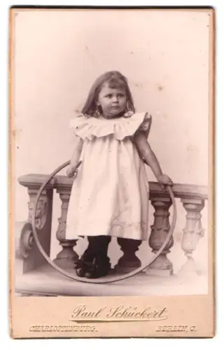 Fotografie Paul Schückert, Berlin, Rosenthalerstrasse 45, Kind mit Reif
