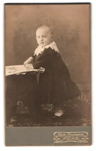 Fotografie Karl Eikmann, Peine, Gröpern, Kleinkind an Tisch