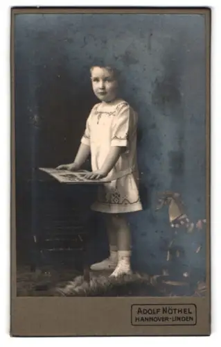 Fotografie Adolf Nöthel, Hannover-Linden, Deisterstrasse 1, Kind mit Spielzeugpferd