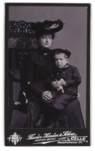 Fotografie Theodor Harder & Söhne, Celle, Mauernstrasse 35, Mutter mit Kind und Spielzeughund