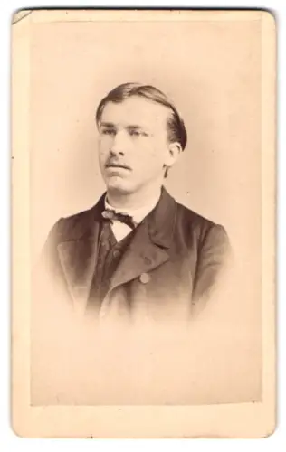 Fotografie F. Haack, Jena, Porträt eines jungen Mannes